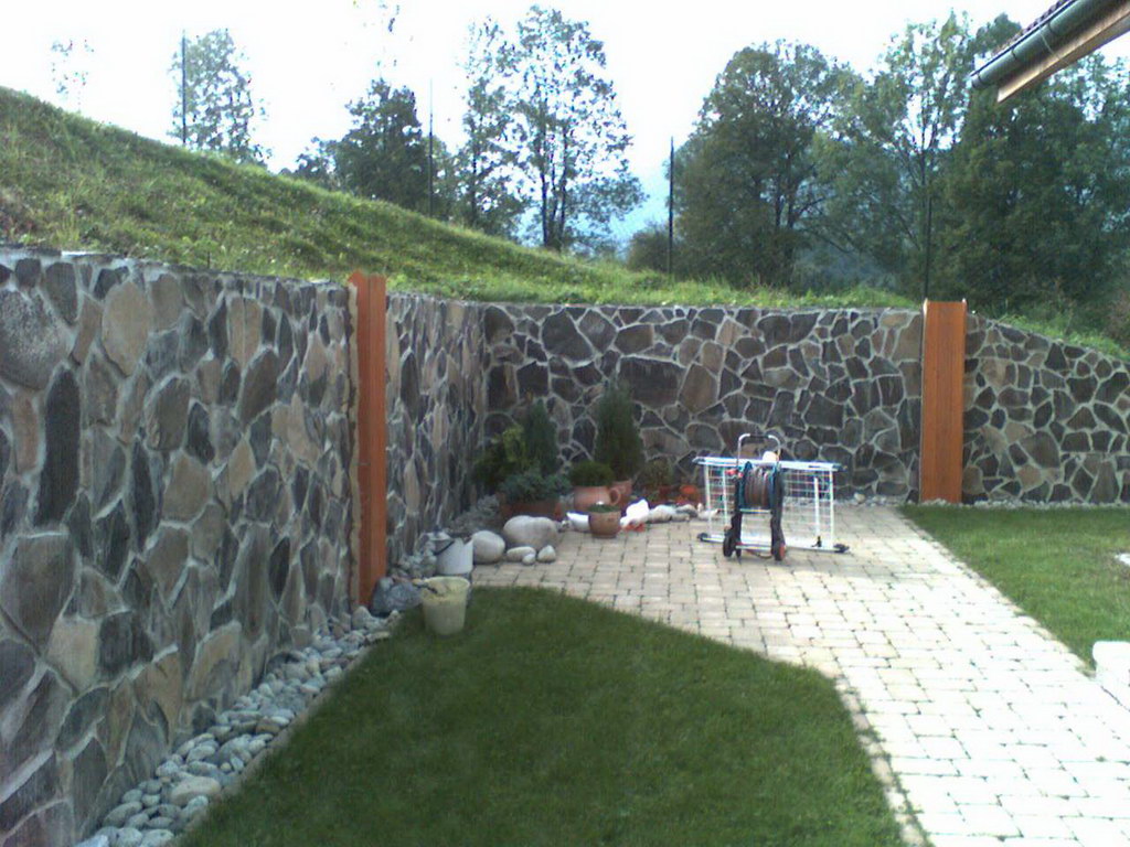 oporny mur z prirodneho kamena